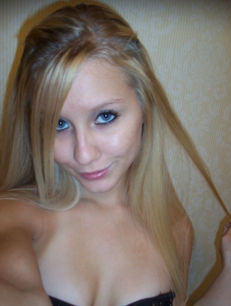 Blonde amateur Kylie takes safe for work selfies during solo action 42301912