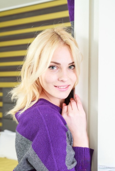 Young blonde Cordelia hits upon sexy poses after getting totally naked 75086392