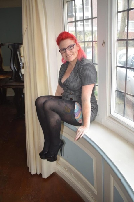 Middle-aged amateur Mollie Foxxx exposes herself in crotchless pantyhose 49302975