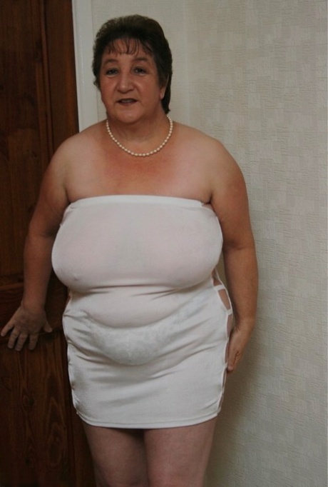 Overweight British lady Kinky Carol shows her huge tits and vagina as well 14157129
